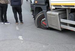 Başakşehir'de asfalt çöktü; kamyonun tekerleği çukura düştü