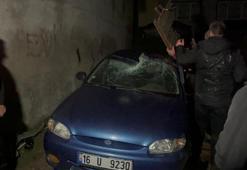 Bursa'da lodos etkili oldu; ağaçlar devrildi, uçan çatı parçası otomobilin üzerine düştü