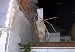 Bursa'da 3 katlı binanın çatısı müstakil evin üstüne düştü
