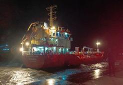 İstanbul'da fırtına; Zeytinburnu açıklarında karaya oturan tankerin mürettebatı kurtarıldı