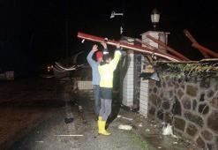 Çanakkale'de lodos; elektrik direkleri devrildi, çatılar uçtu