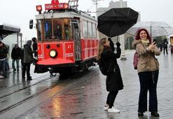 Beyoğlu ve Tuzla'da fırtına ile sağanak yağış etkisini sürdürüyor