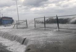 Avcılar'da dev dalgalar mendireği aştı, balıkçı barınakları su altında kaldı