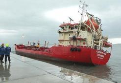 Zeytinburnu'nda karaya oturan tankeri kurtarma çalışmaları başladı