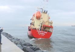 Zeytinburnu'nda karaya oturan gemi kurtarıldı