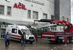Acil servisin giriş tavanı ambulansın üzerine düştü