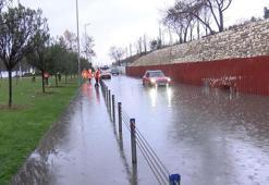 Bakırköy'de sahil yolunu su bastı, 3 araç mahsur kaldı