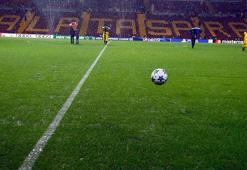 Galatasaray-Manchester United maçı öncesi zemin yoğun yağmur nedeniyle inceleniyor