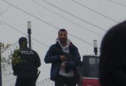 Rehin aldığı ortağını polis gelince bıraktı, tüfekle rastgele ateş açtı