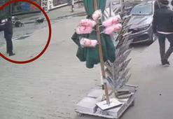 Köpekten kaçarken düşen çocuk, otomobilin altında kalmaktan son anda kurtuldu