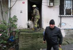 Ümraniye'de yangında mahsur kalan 2 kişiyi komşuları kurtardı