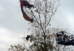 Ağaca takılan yamaç paraşütçüsünü itfaiye kurtardı