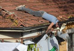 Çatıdan sarkıp, afiş asmaya çalıştı; o anlar kamerada