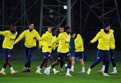 Fenerbahçe Kulübü Başkanı Ali Koç, antrenman öncesi takımla toplantı yaptı