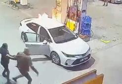 Otomobil yakıt dolumu sırasında alev aldı, baba- kız son anda kurtuldu; yangın kamerada