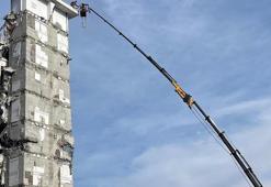 Adıyaman'da ağır hasarlı bina yıkıldı