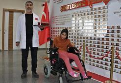 Engelli 3 çocuğundan Merve'yi, çalıştığı kuruma götürüp sosyalleşmesini sağlıyor