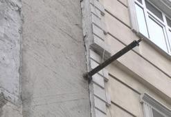 Küçükçekmece'de çatlak oluşan binada inceleme