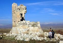 Depremde kısmen yıkılan 600 yıllık kümbette restorasyon çalışması