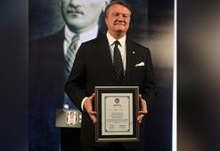 Beşiktaş'ın yeni başkanı Hasan Arat, mazbatasını aldı