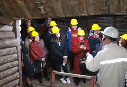 Eşlerinin çalıştığı maden ocağını gezdiler