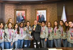 Bakan Bak, İzmir Büyükşehir Belediyespor Kadın Sutopu Takımı'nı kabul etti