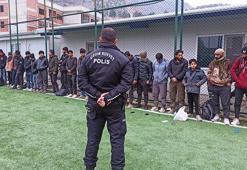 TIR'ın dorsesinden 61 kaçak göçmen çıktı