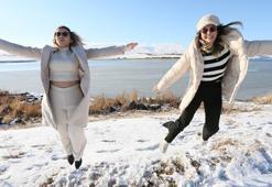 Kısmen donan Çıldır Gölü’nün ilk ziyaretçileri İstanbul’dan