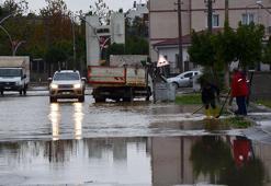 Antalya'da kuvvetli yağış; evlerin bahçeleri ile seraları su bastı