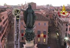 İtalya itfaiyesinden geleneksel Madonna heykeli tırmanışı