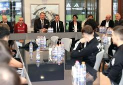 Beşiktaş Başkanı Hasan Arat, futbol takımıyla bir araya geldi