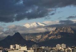 Antalya'nın yüksek kesimlerine kar yağdı