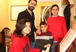 12 yaşındaki ödüllü piyanist Cemre, yarışmalara kardeşiyle hazırlanıyor