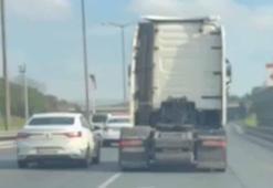 TEM'de TIR şoförüyle otomobil sürücüsünün inatlaşması kamerada