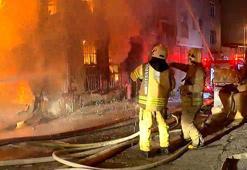 Beyoğlu'nda 2 katlı ahşap binada yangın