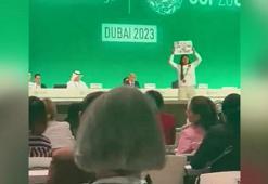 COP28’de iklim protestosu: Elinde pankartla sahneye çıktı