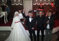 Evlenen polis çifti, meslektaşları birbirine kelepçeledi