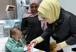 Emine Erdoğan, Gazze'den getirilen çocukları hastanede ziyaret etti