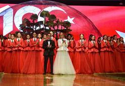 Dünyaca ünlü mankenlerden Cumhuriyet'in 100'üncü yılına özel defile