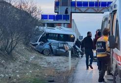 Otomobil, yolcu midibüsü ile çekiciye çarptı: 21 yaralı