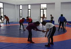 Örnek aldıkları hemşehrileri milli güreşçinin isminin verildiği spor tesisinde, milli forma için ter döküyorlar