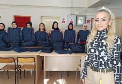 Liseliler, öksüz ve yetim depremzede çocuklara eşofman dikip, kukla yapıyor