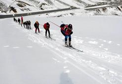 Bitlis'te kayakçılar, 2 bin 150 rakımlı Nemrut Dağı'nda yarışmalara hazırlanıyor