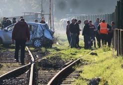 Tren, hemzemin geçitte otomobile çarptı; 1'i çocuk 3 yaralı