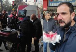 Minibüs sürücüsü, aracına motosikletiyle çarpan gazeteciyi darbetti