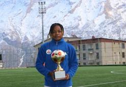 Hakkarigücü'nün kadın futbolcusu Manga'ya ülkesi Kamerun'da 'Altın Top' ödülü