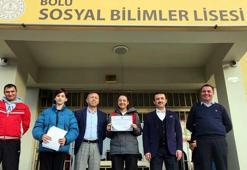 Tuşlu telefon kullanan lise öğrencisine 'takdir' belgesi