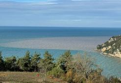 Bartın Irmağı'ndan akan çamurlu su, denizin rengini değiştirdi