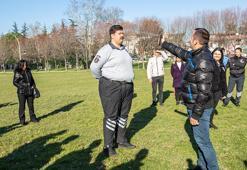 Özel güvenlik görevlileri, 'göz yaşartıcı sprey'in etkilerini, önce kendileri deneyimledi