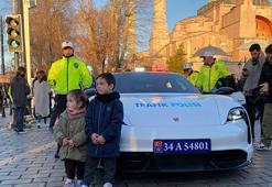 Ayasofya'daki lüks polis araçları yoğun ilgi çekti
